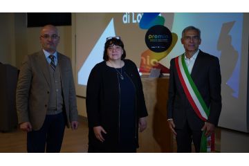 Il Sindaco Morganti con l'Assessora Salomoni e il Sottosegretario Baruffi nel corso della premiazione
